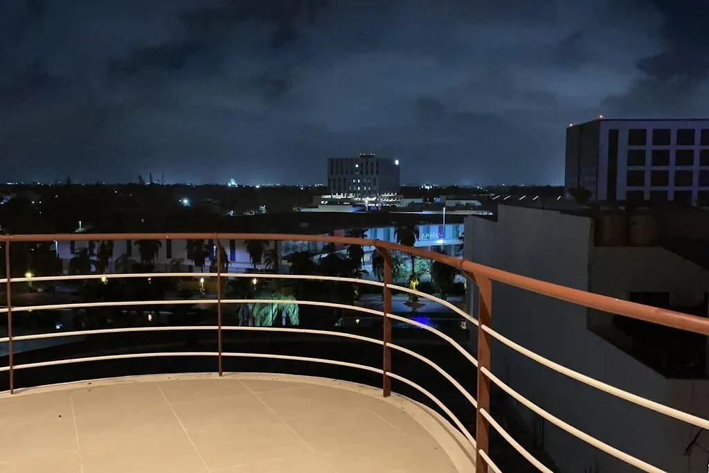 Cancun 2 Bedroom Condo, Pool, Great Wifi & Tvs 0*,  Mexico