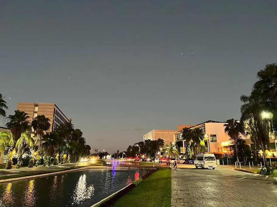 Cancun 2 Bedroom Condo, Pool, Great Wifi & Tvs Mexico
