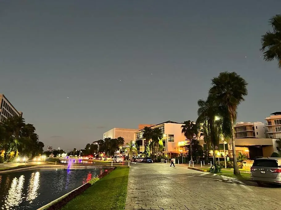 Cancun 2 Bedroom Condo, Pool, Great Wifi & Tvs Apartment