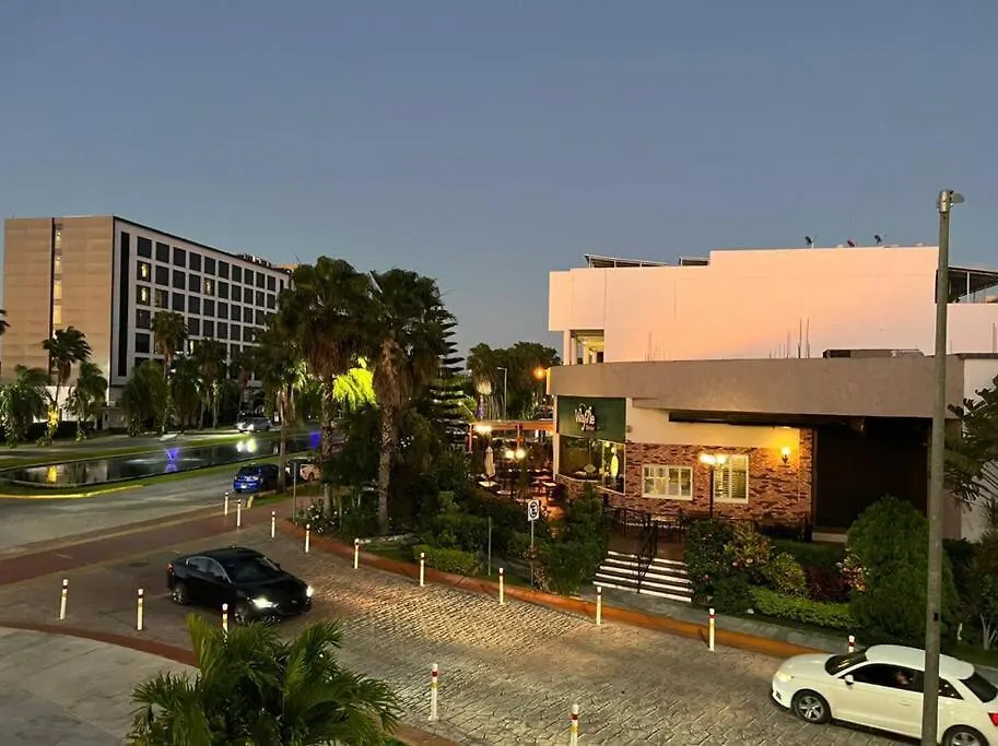 Cancun 2 Bedroom Condo, Pool, Great Wifi & Tvs Mexico